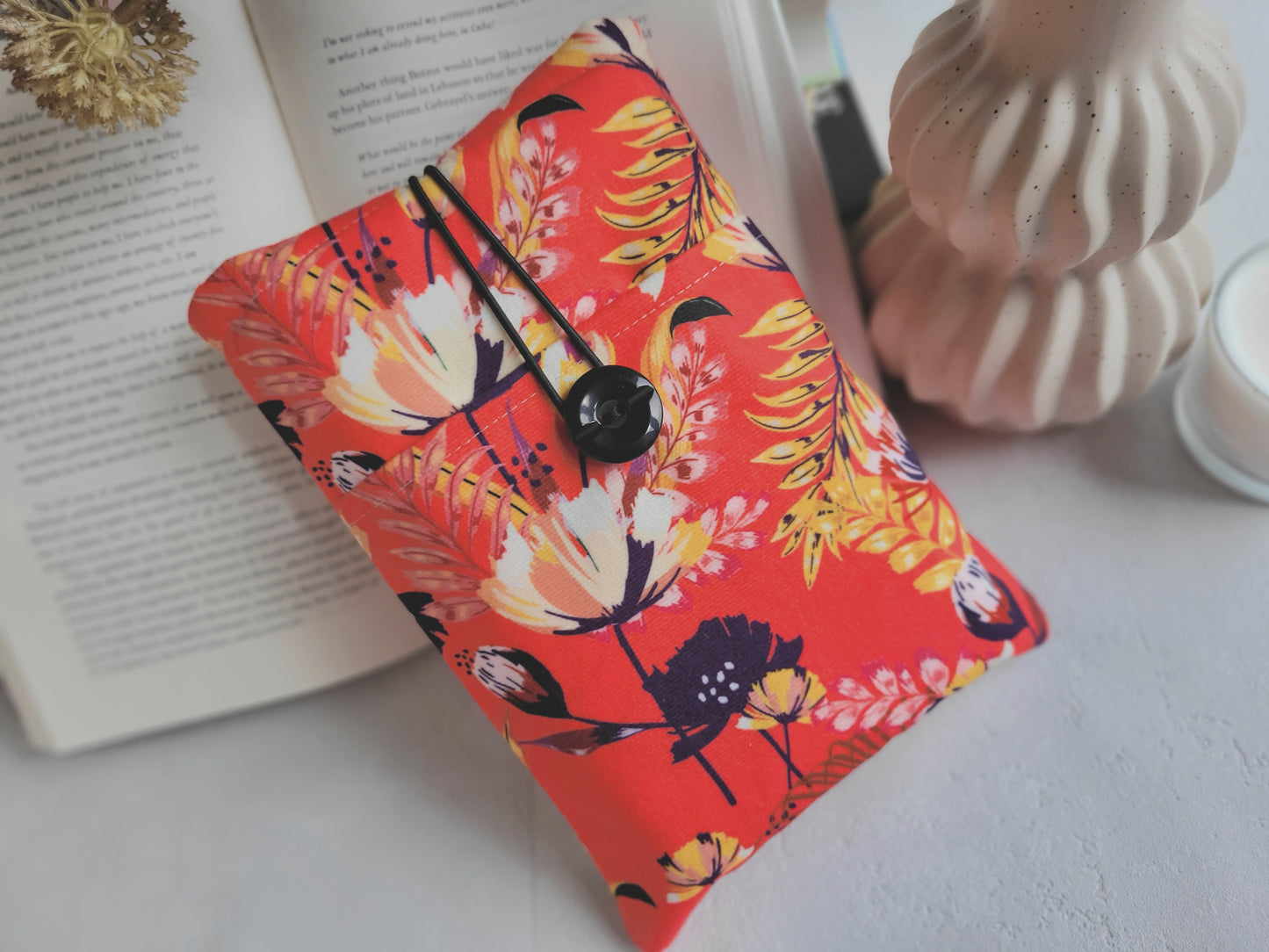 Pochette de livre en tissu rouge avec poche