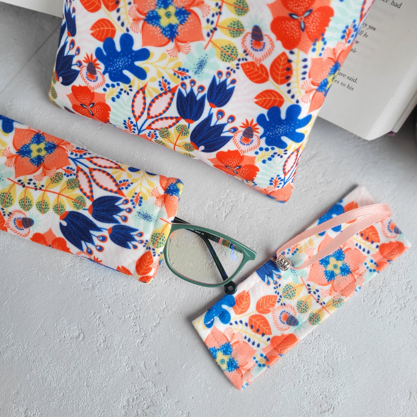 Set regalo floreale, custodia per libro imbottita con tasca e segnalibro in tessuto con nappa