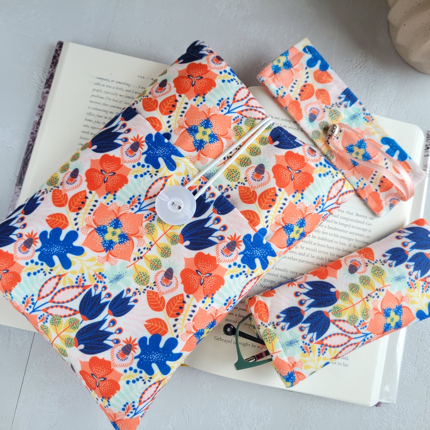 Set regalo floreale, custodia per libro imbottita con tasca e segnalibro in tessuto con nappa