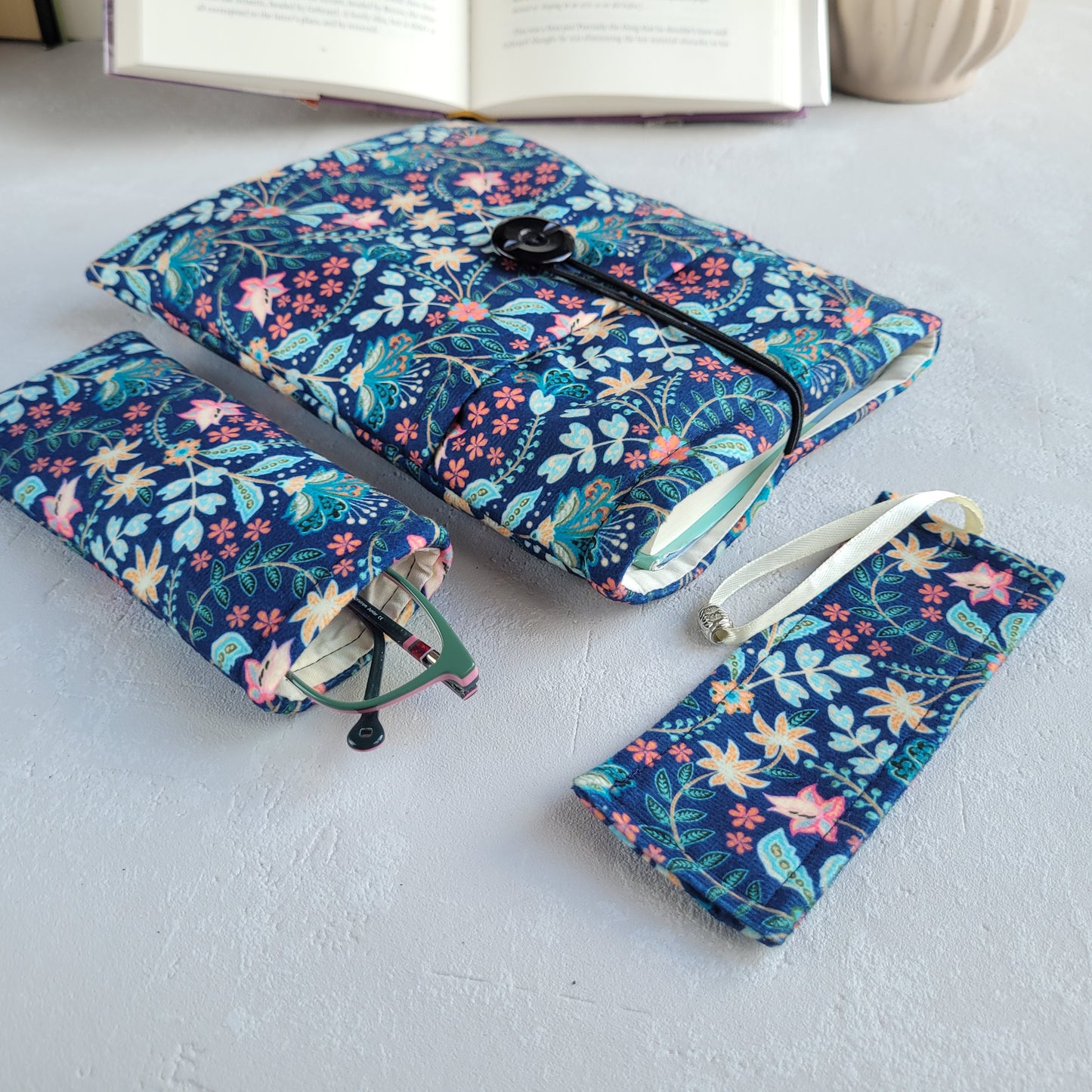 Set regalo libresco blu, custodia per libro imbottita con tasca e segnalibro in tessuto con nappa