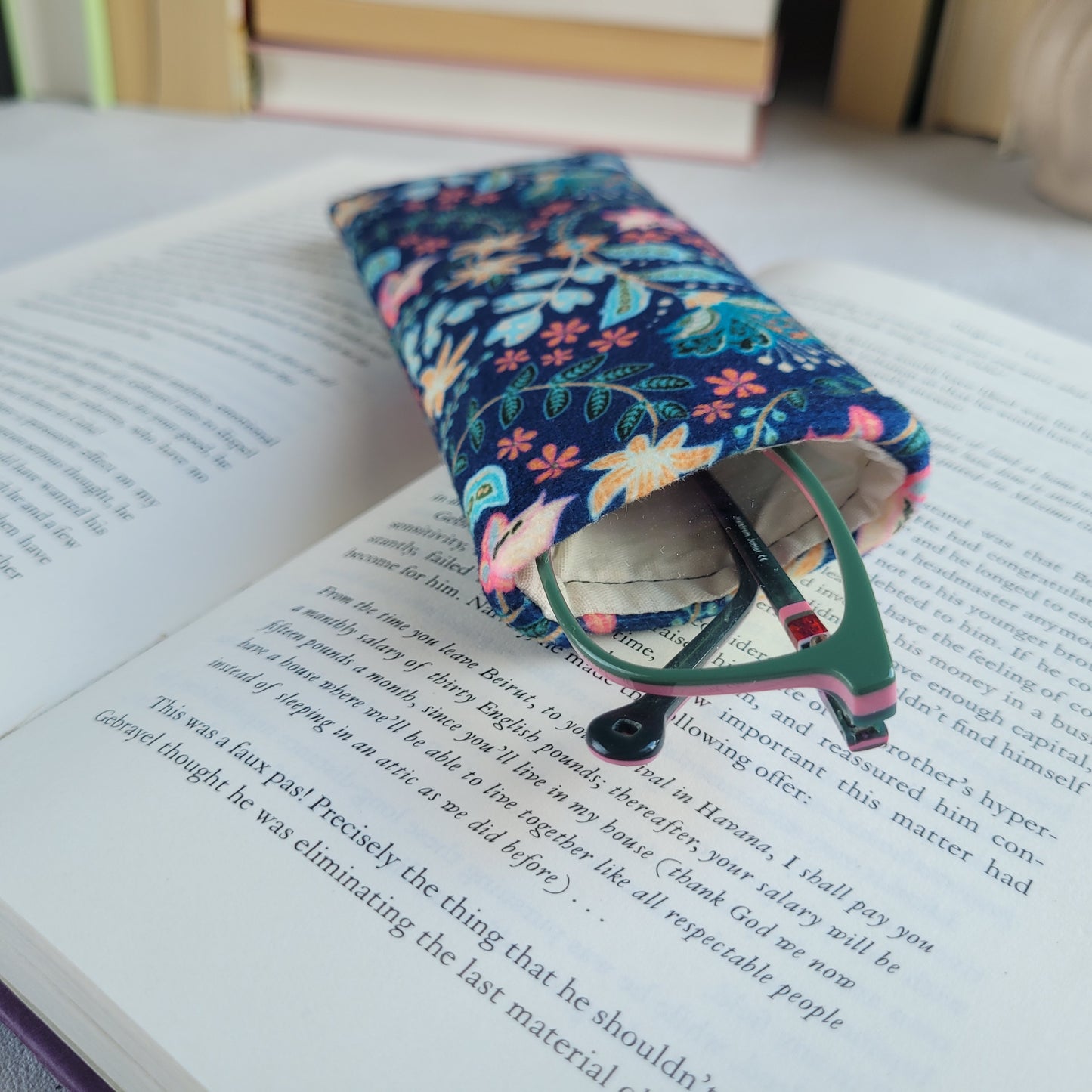 Set regalo libresco blu, custodia per libro imbottita con tasca e segnalibro in tessuto con nappa
