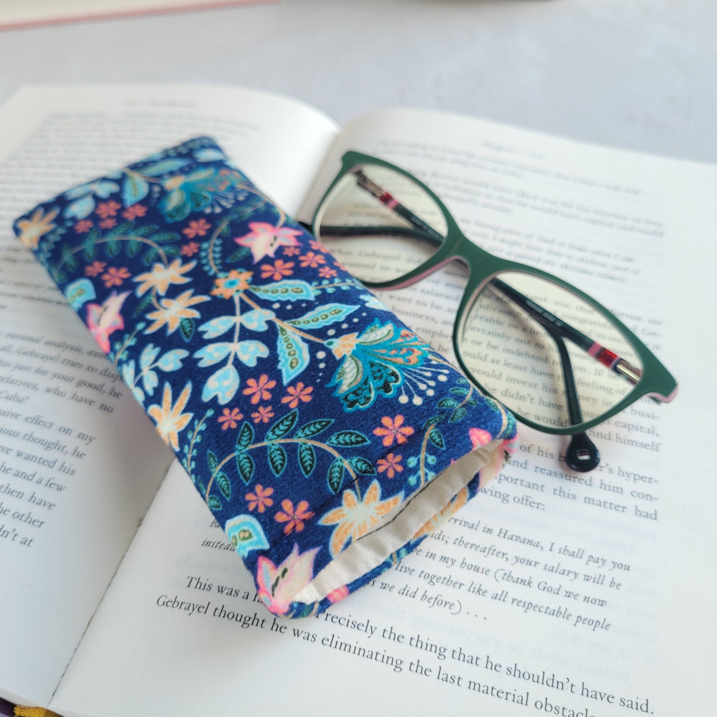 Set regalo libresco blu, custodia per libro imbottita con tasca e segnalibro in tessuto con nappa