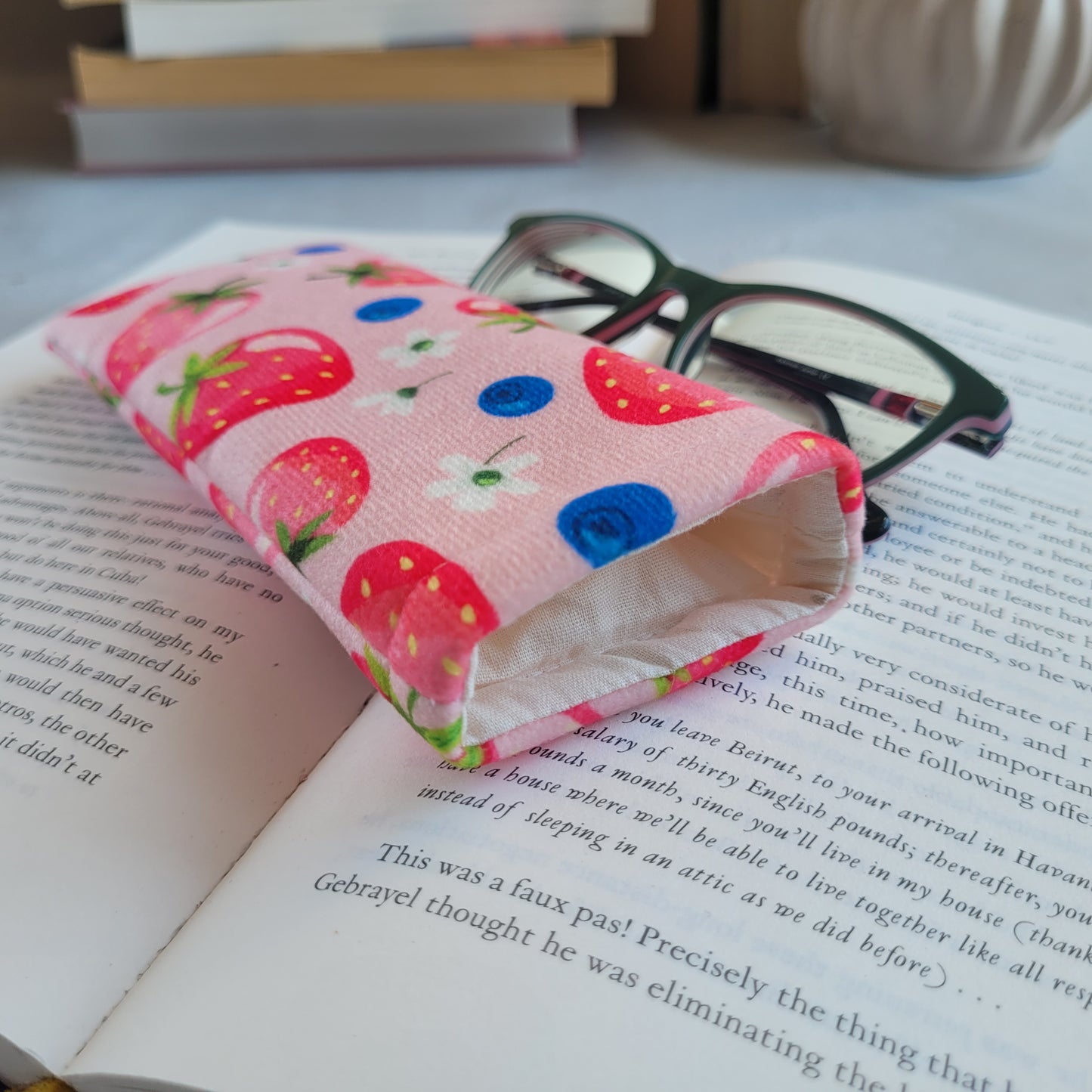 Set regalo libresco con fragole, custodia per libro imbottita con tasca e segnalibro in tessuto con nappa