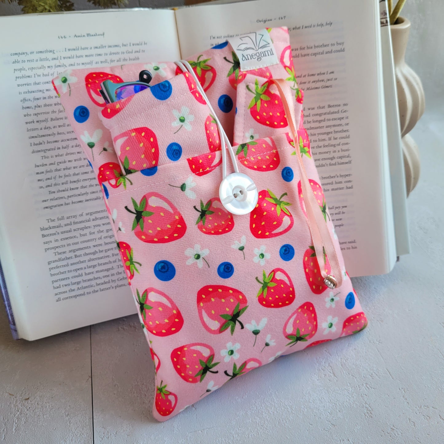 Set regalo libresco con fragole, custodia per libro imbottita con tasca e segnalibro in tessuto con nappa