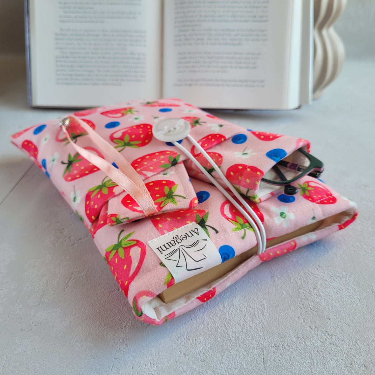 Set regalo libresco con fragole, custodia per libro imbottita con tasca e segnalibro in tessuto con nappa