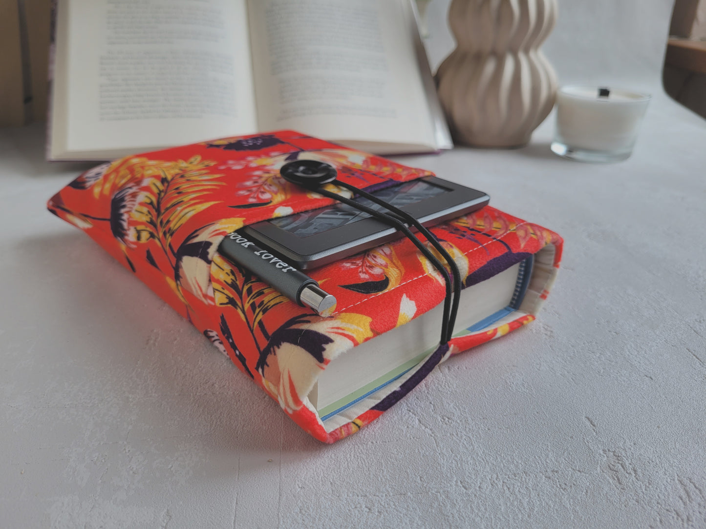Pochette de livre en tissu rouge avec poche