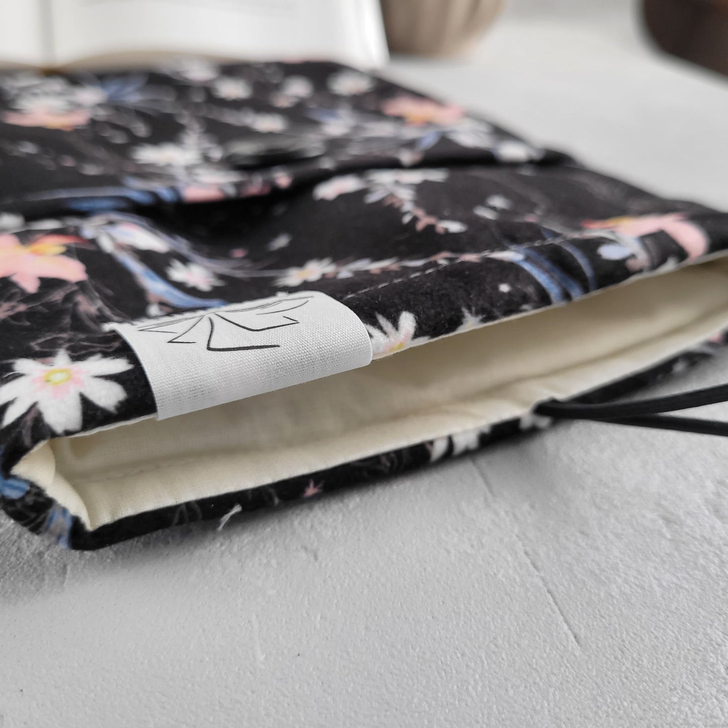 Pochette de livre florale noire avec poche