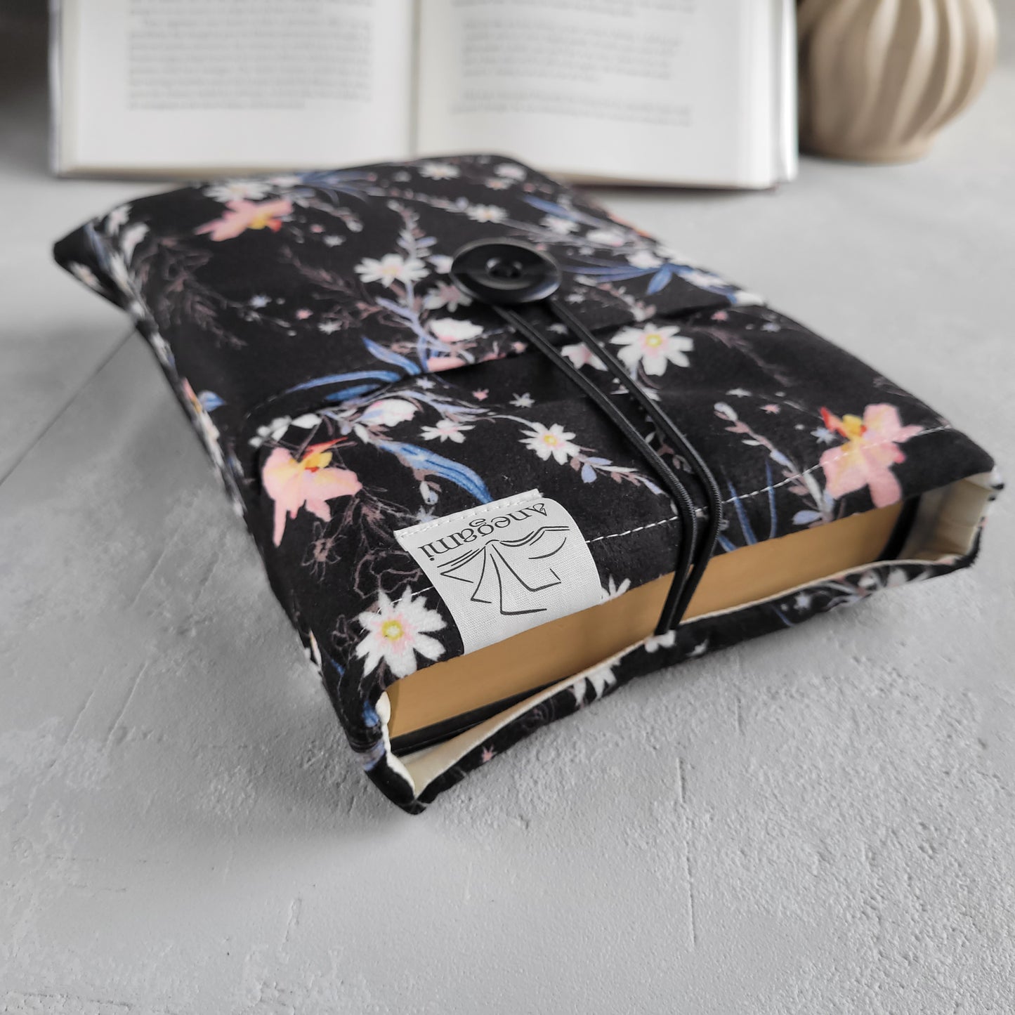 Pochette de livre florale noire avec poche