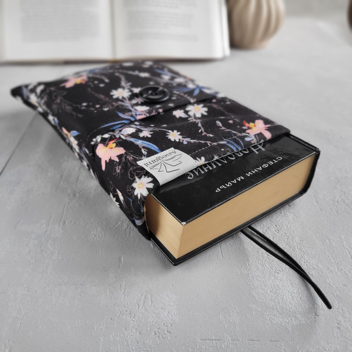 Pochette de livre florale noire avec poche