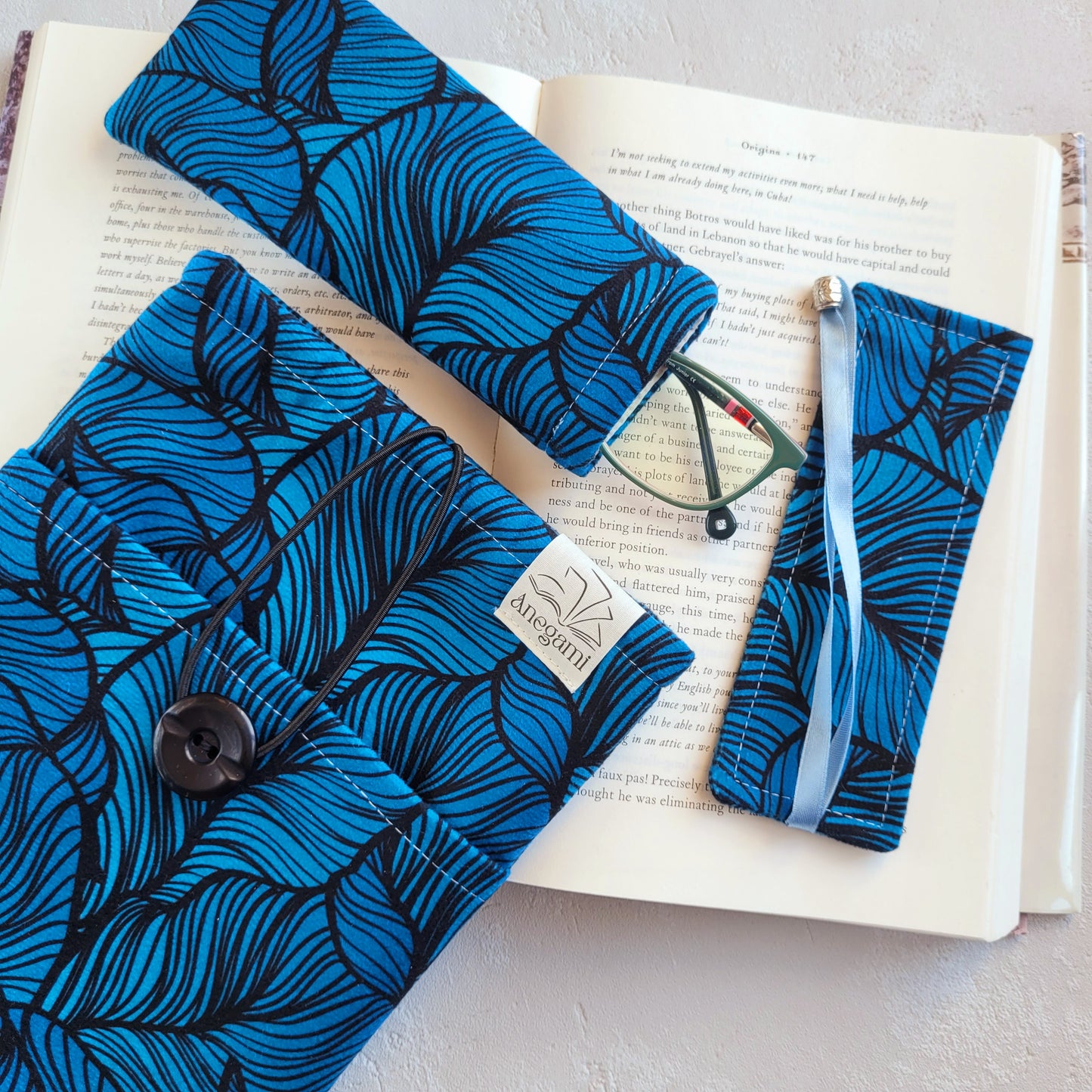 Stylish bookish gift set, Padded Book sleeve with pocket and fabric bookmark with tassel