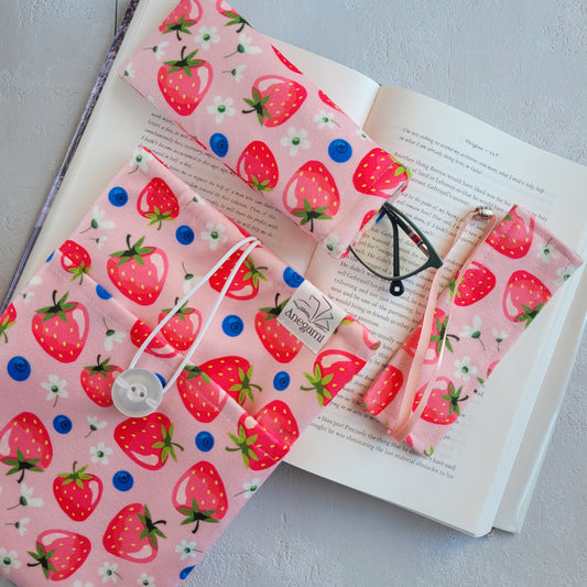 Coffret cadeau livresque fraises, pochette de livre rembourrée avec poche et marque-page en tissu avec pompon