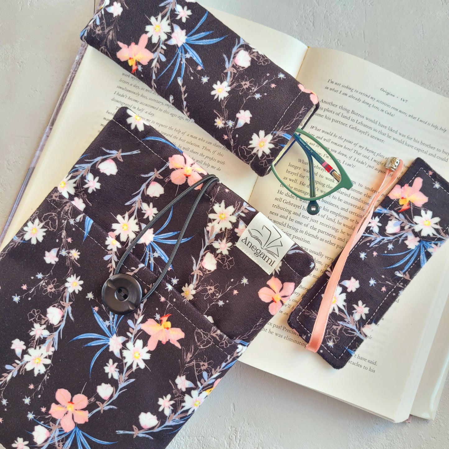 Black floral bookish gift set, Padded Book sleeve with pocket and fabric bookmark with tassel