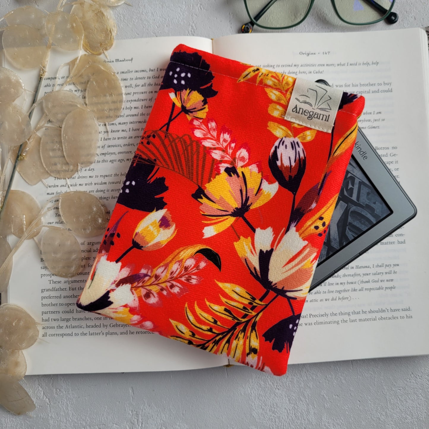 Floral Kindle sleeve padded with foam and cotton lining