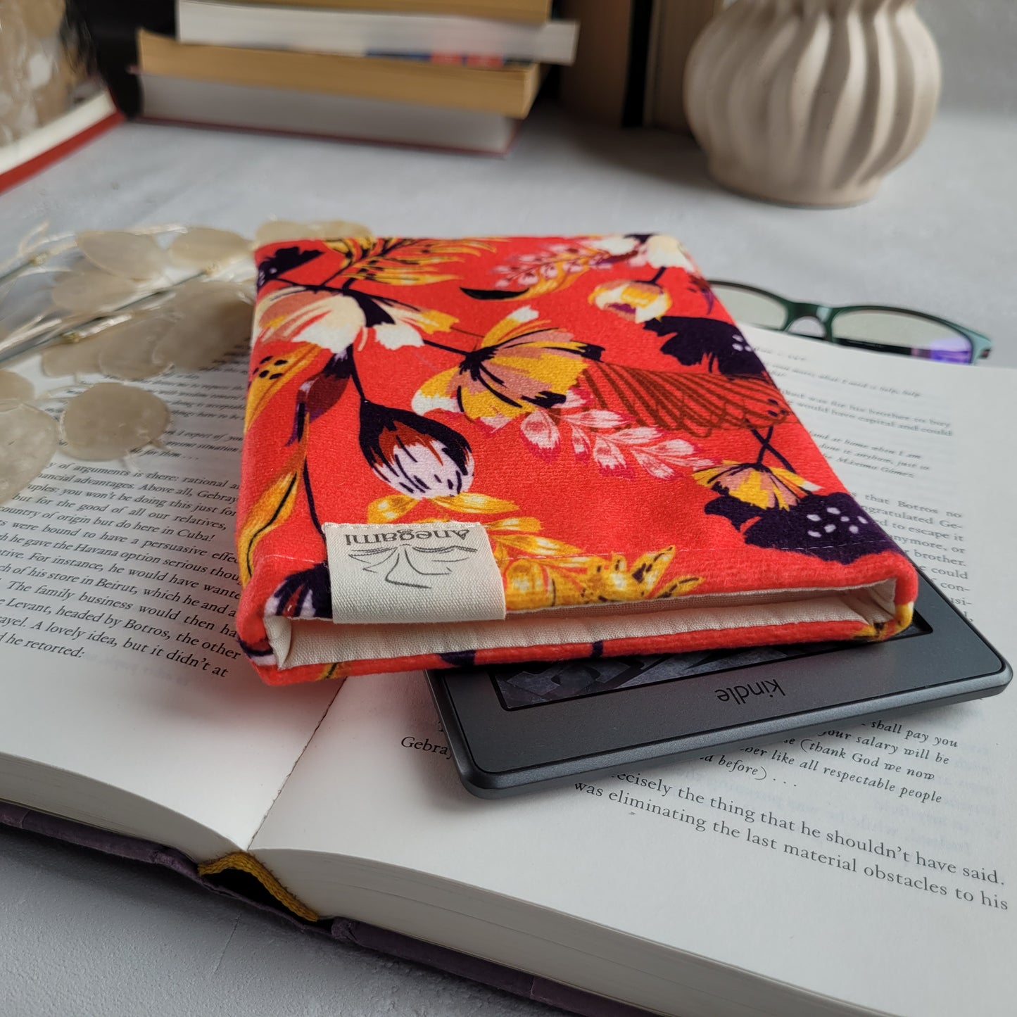 Floral Kindle sleeve padded with foam and cotton lining