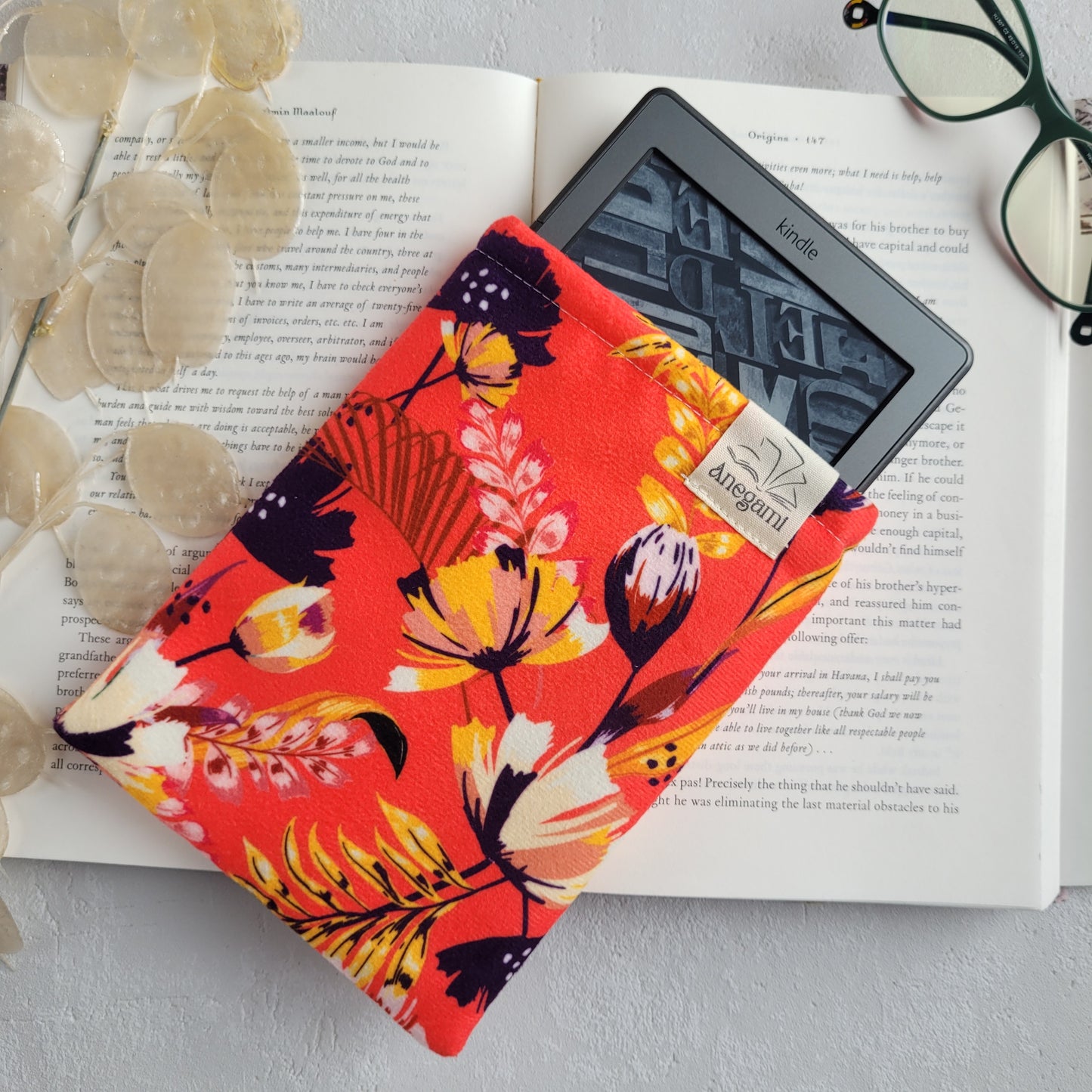 Floral Kindle sleeve padded with foam and cotton lining