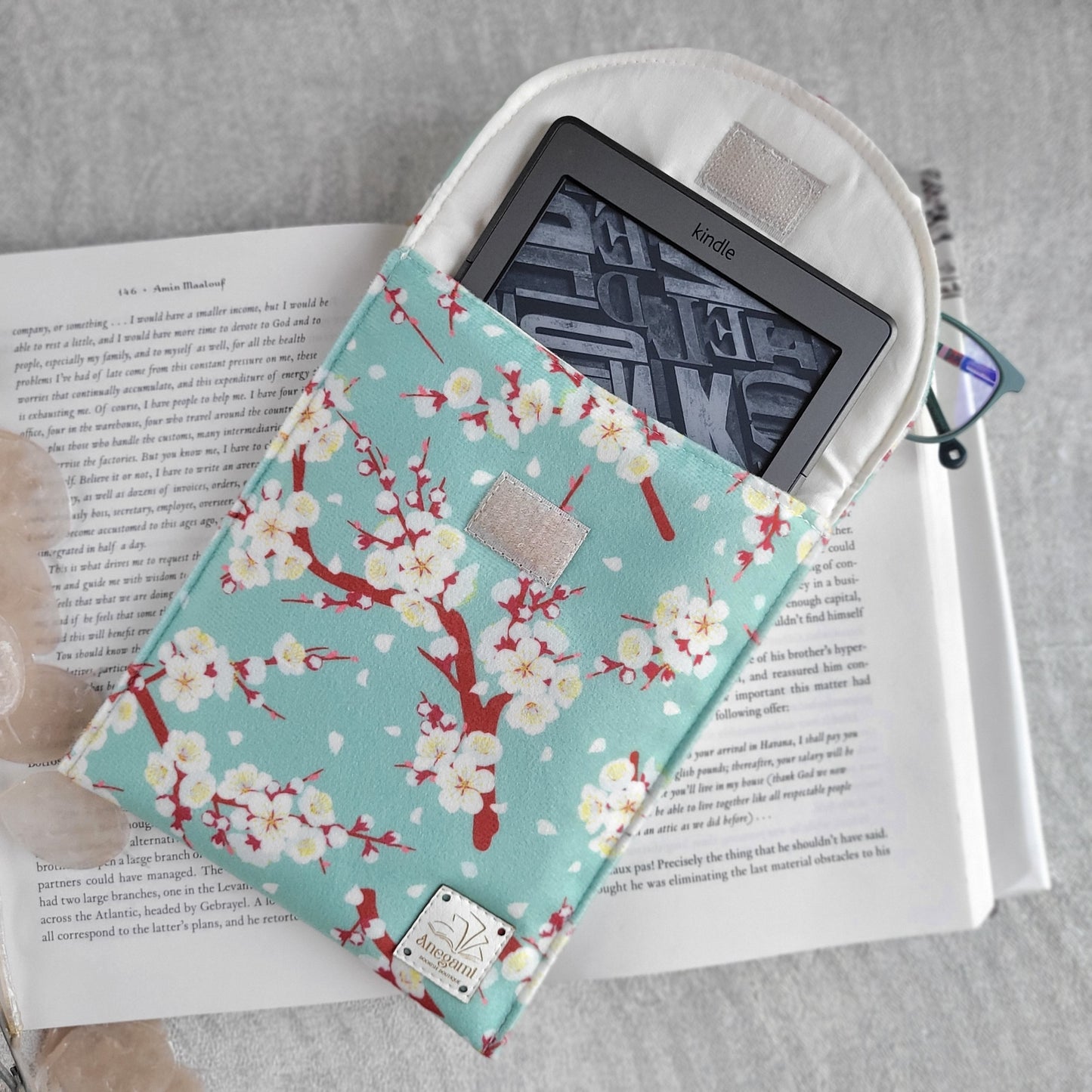 Floral Kindle sleeve padded with foam and cotton lining