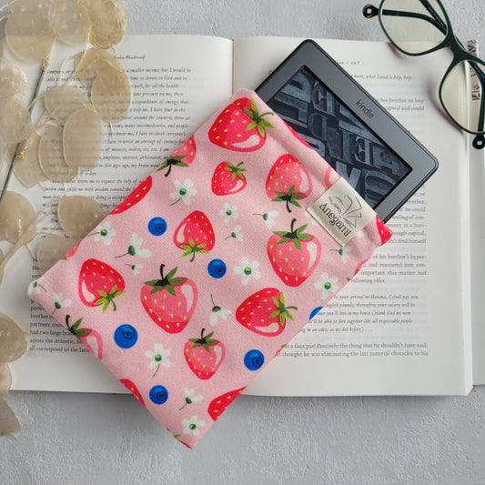 Strawberries Kindle sleeve padded with foam and cotton lining