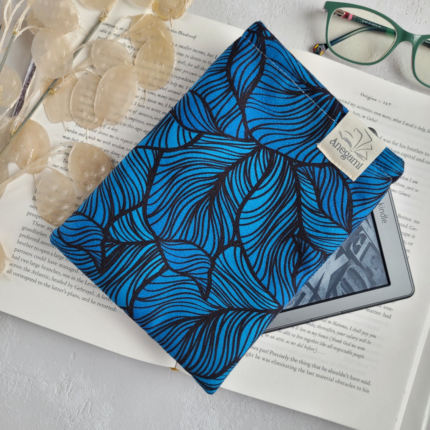 Stylish Kindle sleeve padded with foam and cotton lining