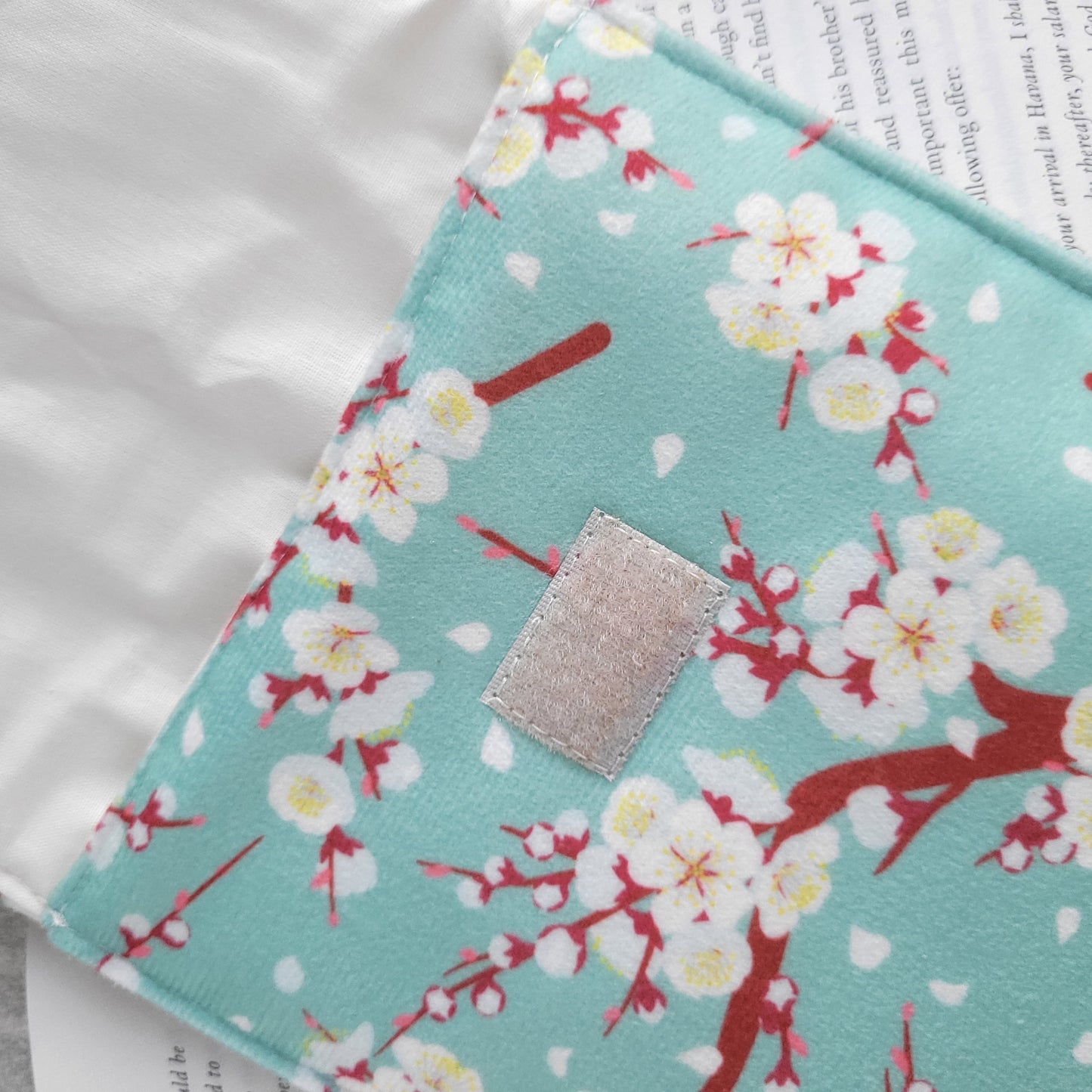 Floral Kindle sleeve padded with foam and cotton lining