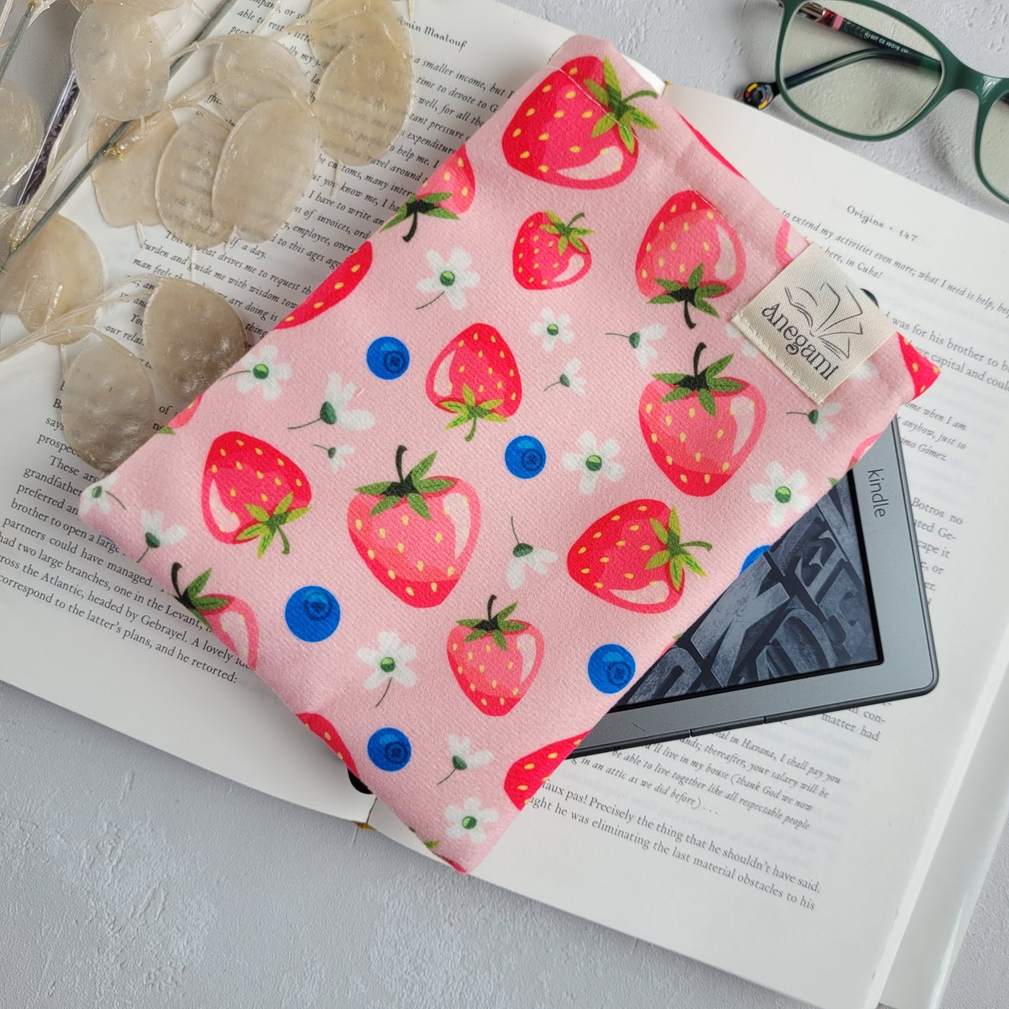 Strawberries Kindle sleeve padded with foam and cotton lining