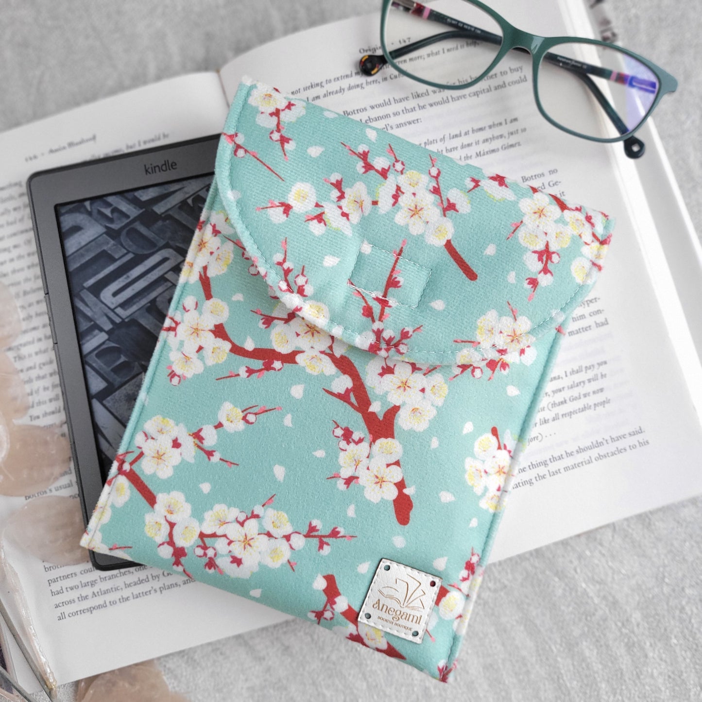 Floral Kindle sleeve padded with foam and cotton lining
