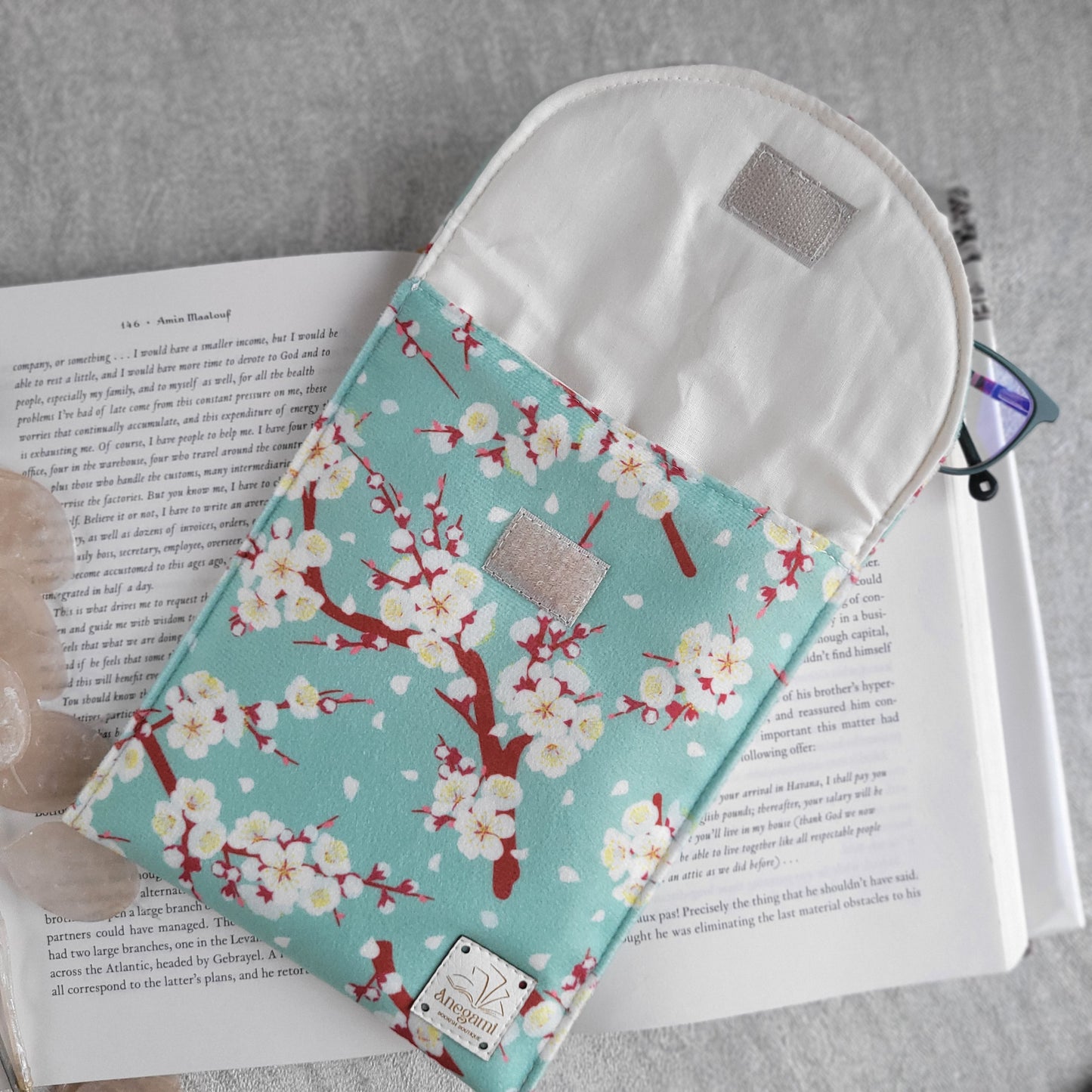 Floral Kindle sleeve padded with foam and cotton lining